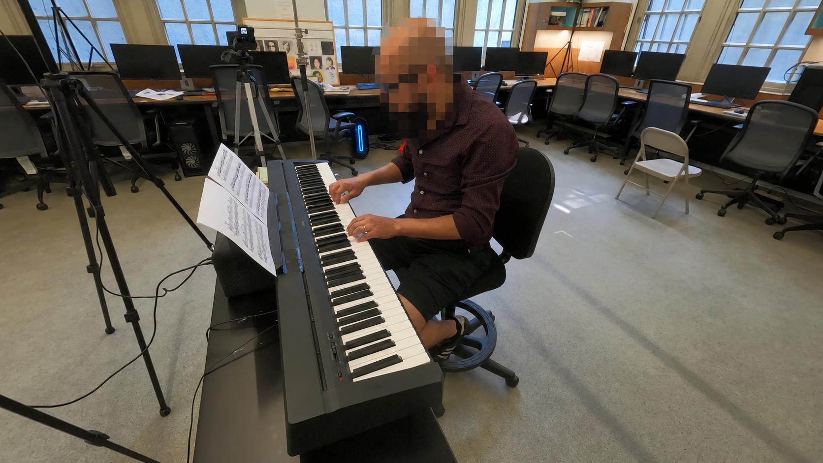 Original third-person image of the pianist